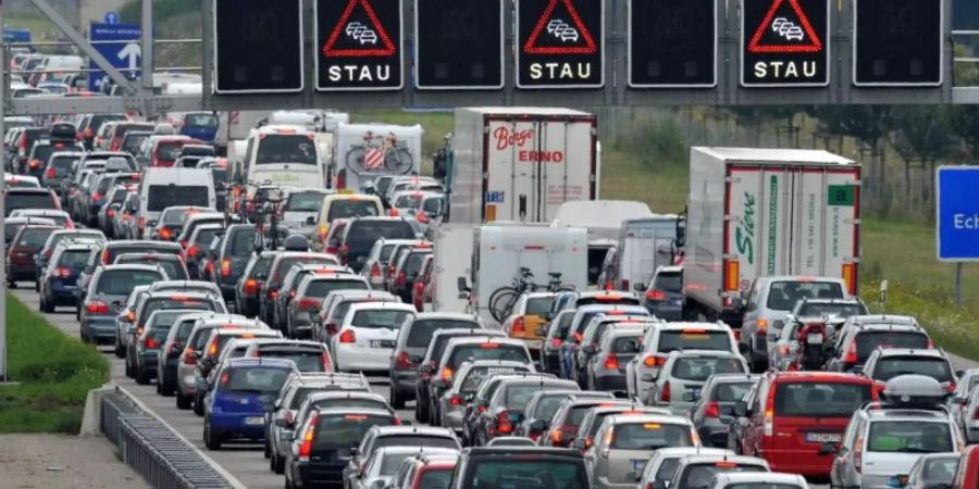 Alle Jahre wieder: Stau auf der Autobahn A9 zum Ferienbeginn in Bayern. Foto: Frank Leonhardt/dpa