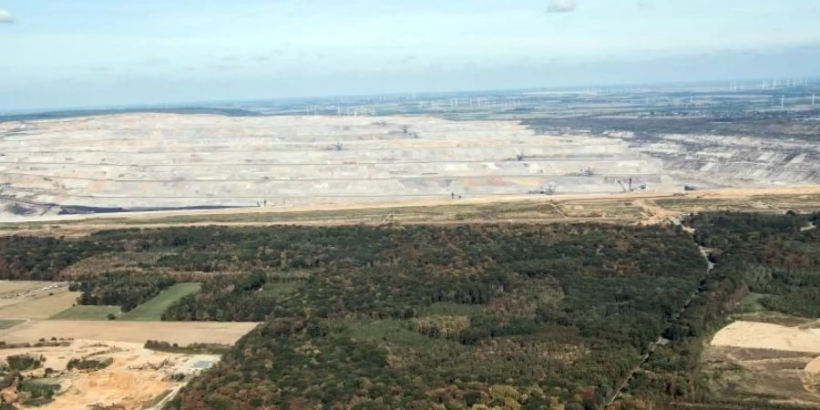 Der Tagebau Hambach schiebt sich Stück für Stück an den Hambacher Forst. Foto: Federico Gambarini/dpa
