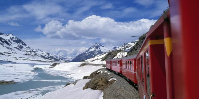 Keine Durchfahrt: Wegen starken Schneefalls ist die Berninalinie der Rhätischen Bahn (RhB) gesperrt worden. (Archivbild) Berninalinie