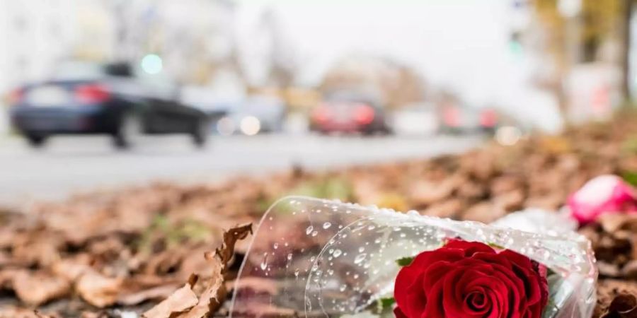 Ein Rose erinnert an der Unfallstelle an den Unfalltod des 14-Jährigen. Foto: Matthias Balk/dpa