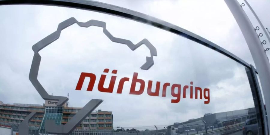 Eine Glasscheibe mit dem Logo der Rennstrecke Nürburgring