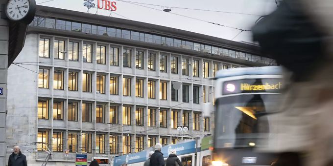 Sollen Unternehmen wie die UBS die im Ausland gegen sie verhängten Bussen hierzulande von den Steuern abziehen dürfen? Das Parlament ist sich in dieser Frage seit Jahren uneins. (Archivbild) Sollen Unternehmen wie die UBS die im Ausland gegen sie verhängten Bussen hierzulande von den Steuern abziehen dürfen? Das Parlament ist sich in dieser Frage seit Jahren uneins. (Archivbild)