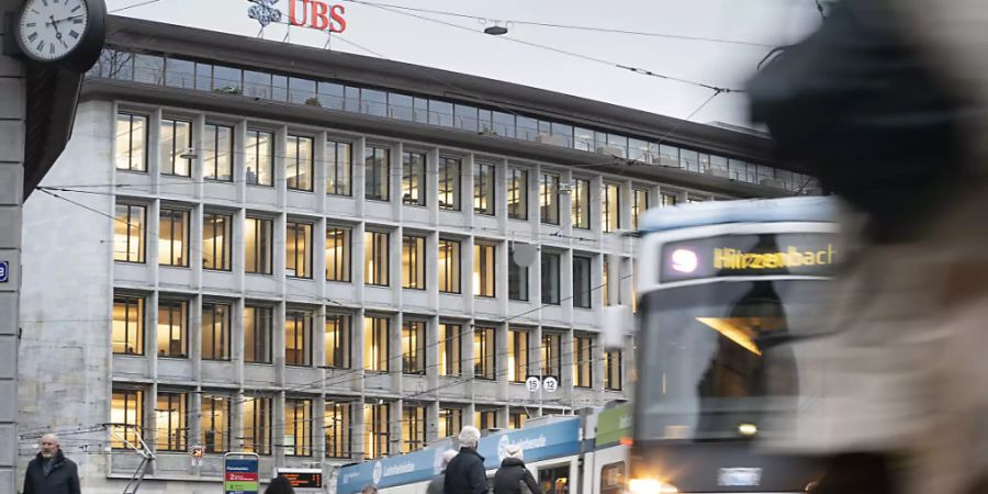 Sollen Unternehmen wie die UBS die im Ausland gegen sie verhängten Bussen hierzulande von den Steuern abziehen dürfen? Das Parlament ist sich in dieser Frage seit Jahren uneins. (Archivbild)