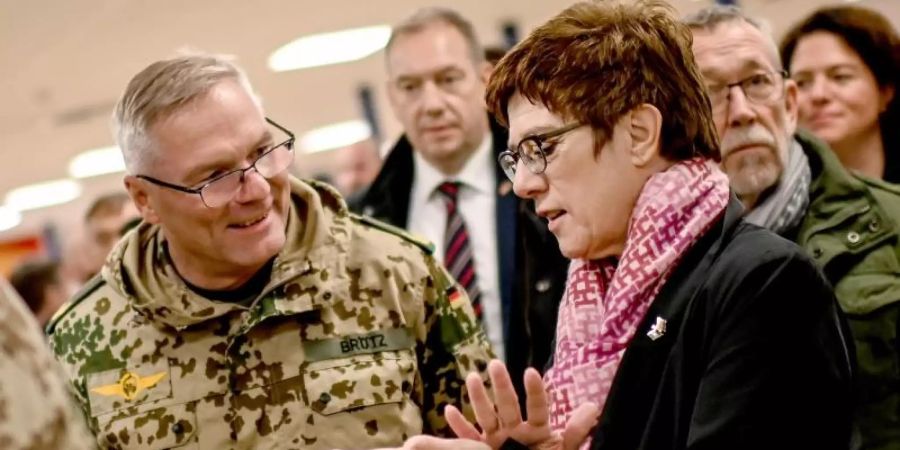 Annegret Kramp-Karrenbauer unterhält sich in Masar-i-Scharif mit Bundeswehr-Brigadegeneral Jürgen Brötz. Foto: Britta Pedersen/dpa-Zentralbild/dpa