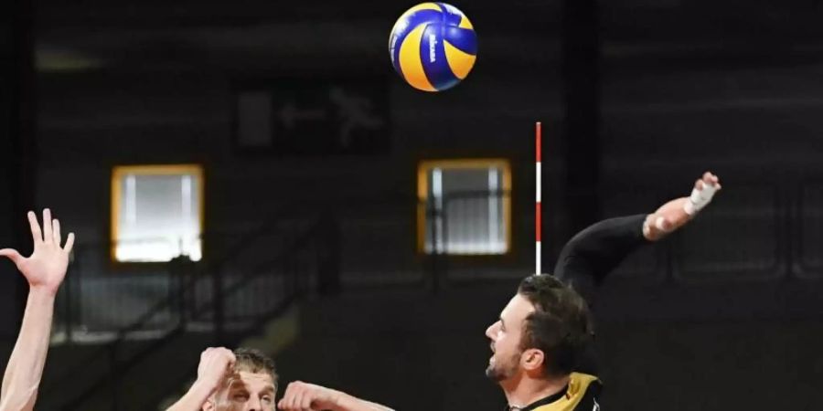 Kritisiert das EM-Konzept: Deutschlands Volleyball-Star Georg Grozer (r) in Aktion. Foto: Piroschka Van De Wouw/ANP