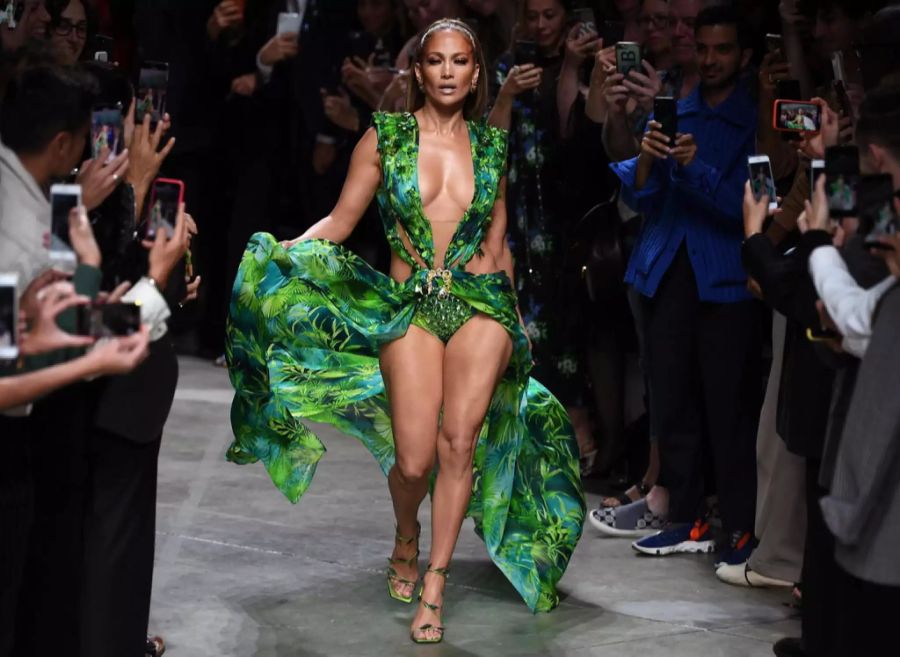 An der Versace-Show lief J.Lo mit einer neuen Version ihres legendären Dschungel-Kleides über den Laufsteg.