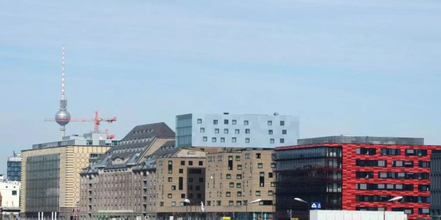 Dynamisches Berlin: Blick über die Spree auf ehemalige Industriegebäude am Osthafen und Neubauten an der Stralauer Allee. Foto: Jens Kalaene/dpa-Zentralbild/dpa