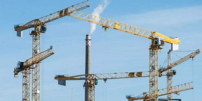 Baukräne auf einer Baustelle Baukräne auf einer Baustelle
