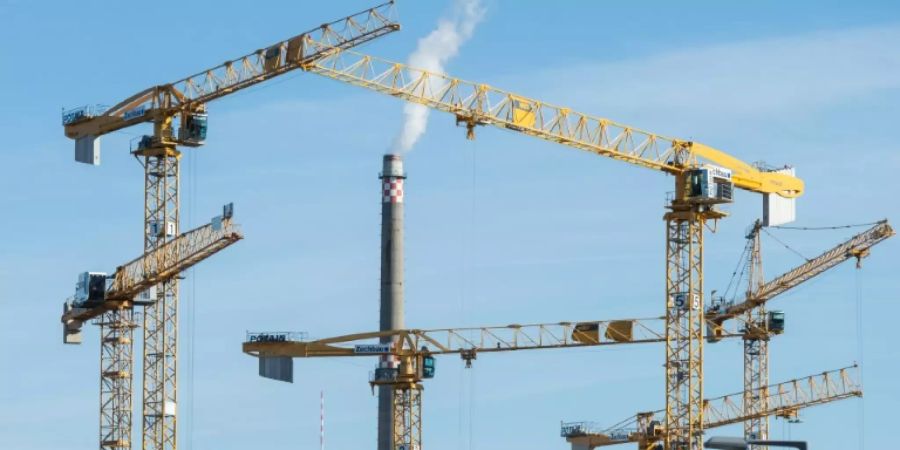 Baukräne auf einer Baustelle