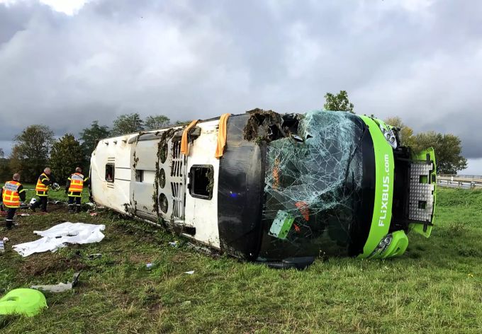 Rettungskräfte stehen an einem umgekippten Flixbus an der Autoroute 1 in der Nähe von Amiens. Flixbus