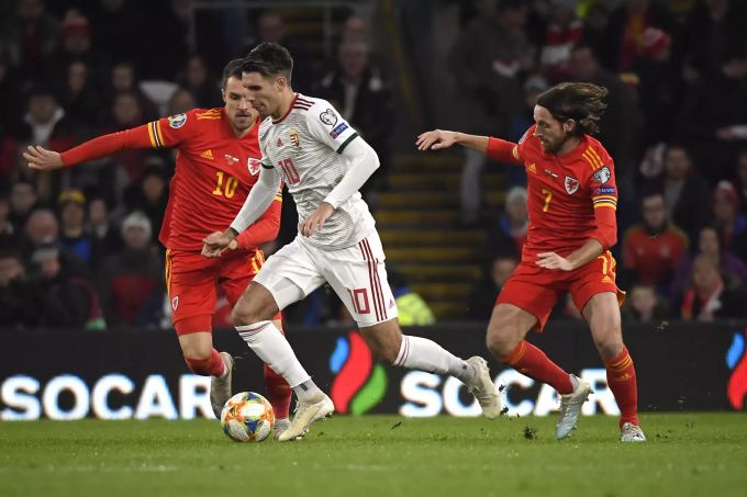 Dominik Szoboszlai – hier im Einsatz für Ungarn gegen Wales – soll Nachfolger von Granit Xhaka bei Arsenal werden. Dominik Szoboszlai Granit Xhaka