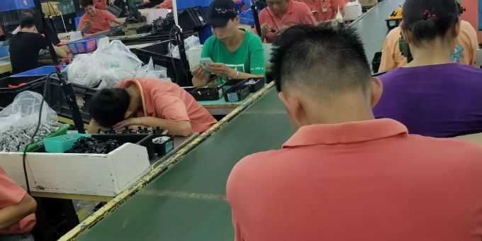 Bis 126 Überstunden machen chinesische Fabrikarbeiter während der Hochsaison pro Monat. China Spielzeugfabrik