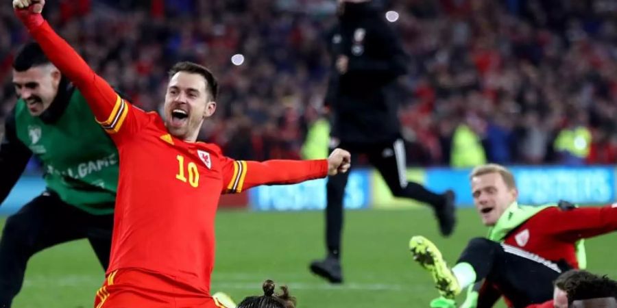 Bei den Madrilenen unten durch: Gareth Bale (M) jubelt mit seinem walisischen Mitspieler Aaron Ramsey (l). Foto: Nick Potts/PA Wire/dpa