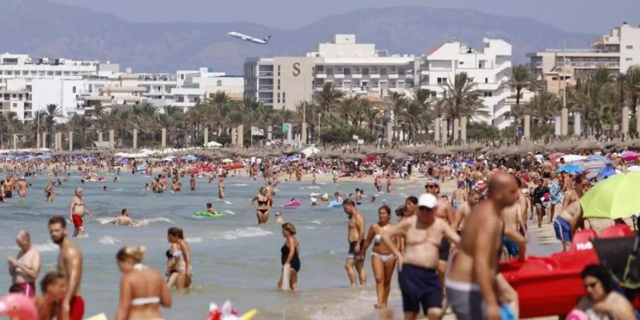Nach Angaben des Bundesverbandes der Deutschen Tourismuswirtschaft (BTW) planen die Bundesbürger für das kommende Jahr rund 0,5 Prozent mehr Reisetage als 2019. Foto: Clara Margais/dpa