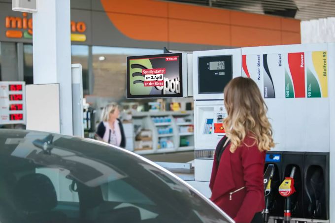 Attraktive Schweizer Werbeplattform im Digital-out-of-Home Markt: gasstationtv an den Tankstellen. gasstationtv