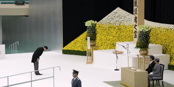 Fumio Kishida gedenkt den Opfern des Zweiten Weltkriegs. Japan