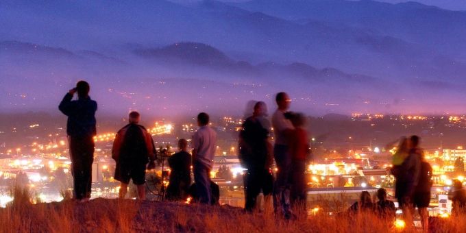 Menschen beobachten den Waldbrand im Okanagan Mountain Park vom Dilworth Drive in Kelowna, 2003. (Archivbild) waldbrände kanada
