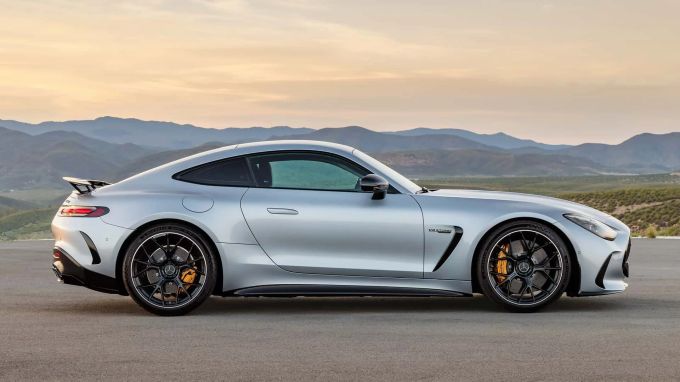 In der Seitenansicht kann der Mercedes-AMG GT die Plattform-Bruderschaft mit dem SL nicht verheimlichen 2023 Mercedes-AMG GT Coupe