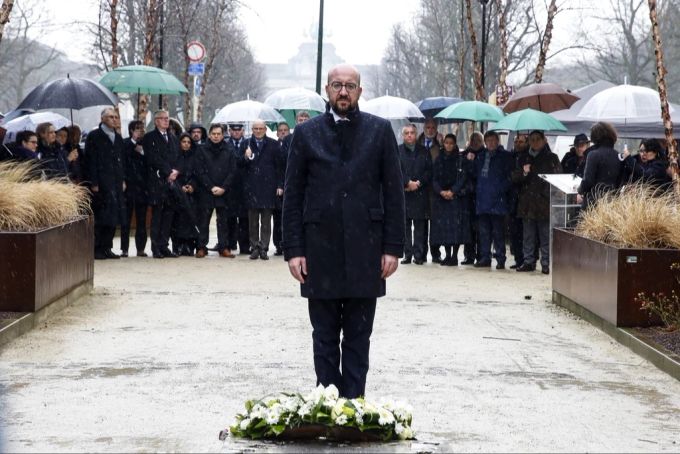 Der belgische Premierminister Charles Michel legt, am 22. März 2018, in Brüssel während einer Gedenkveranstaltung am Denkmal für die Opfer des Terrorismus am zweiten Jahrestag der Brüsseler Terroranschläge Blumen nieder. (Archivbild) Charles Michel
