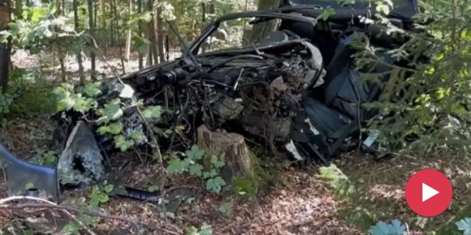 Buchs ZH - Autofahrer (†23) stirbt nach heftiger Kollision mit Baum