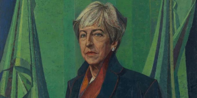 Ein Portrait von Theresa May hängt im Parlament. Theresa May