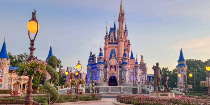 Eine offenbar hungrige Schwarzbärin hat am Montag für eine vorübergehende Schliessung mehrerer Attraktionen im Disney Freizeitpark Magic Kingdom im US-Bundesstaat Florida gesorgt. (Archivbild) Disneyland