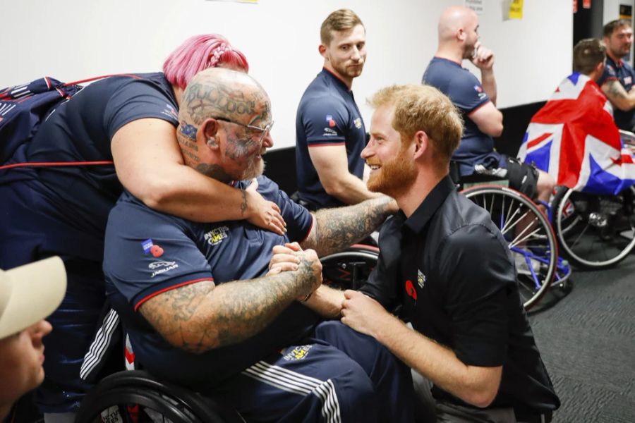 Harry mit einem Athleten der Invictus Games im Jahr 2018.