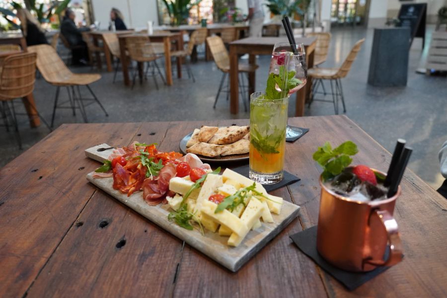 Zur Apero-Platte gibts genügend Brot: Frisch aus dem Ofen und noch warm.