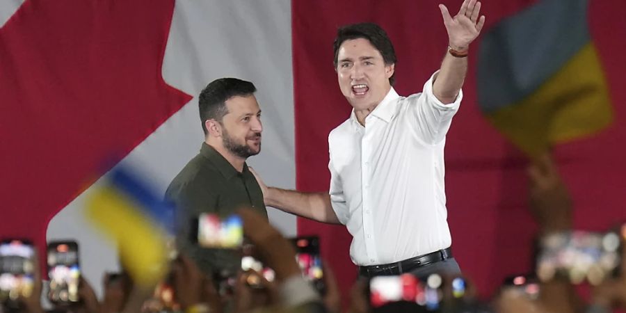 Justin Trudeau (r), Premierminister von Kanada, stellt Wolodymyr Selenskyj, Präsident der Ukraine, bei einer Kundgebung in der Fort York Armoury vor. Foto: Nathan Denette/The Canadian Press/AP/dpa - ACHTUNG: Nur zur redaktionellen Verwendung und nur mit vollständiger Nennung des vorstehenden Credits