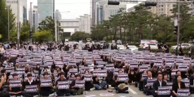 In Südkorea demonstrieren Tausende Lehrpersonen gegen die widrigen Arbeitsbedingungen im Lehrerberuf. Lehrpersonen Lehrer Südkorea Suizid