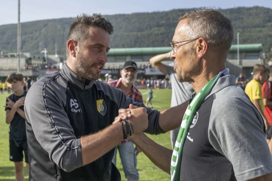 FCSG-Präsident Matthias Hüppi (r.) gratuliert Delémont-Trainer Anthony Sirufo zum Coup.