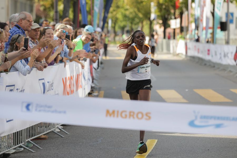 Die Kenianierin Lydia Jebichii Korir gewann den Halbmarathon der Frauen am Greifenseelauf 2023.