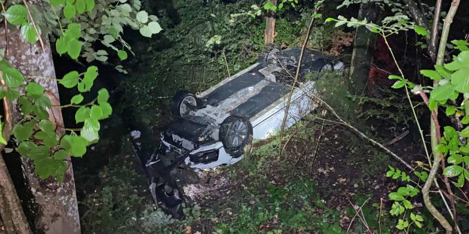 Der Autofahrer blieb beim Selbstunfall unverletzt. Selbstunfall in Ettenhausen