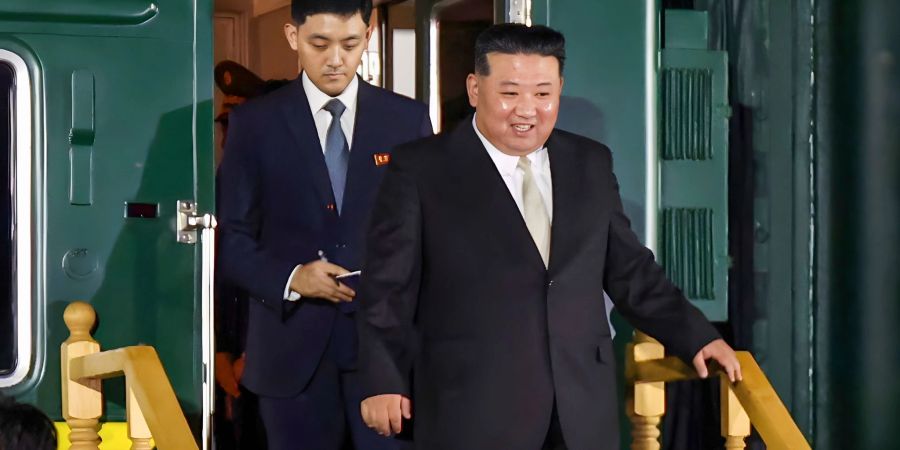 Nordkoreas Staatschef Kim Jong Un steigt aus seinem Zug, nachdem er die Grenze zu Russland in Chassan etwa 127 Kilometer südlich von Wladiwostok überquert hat.