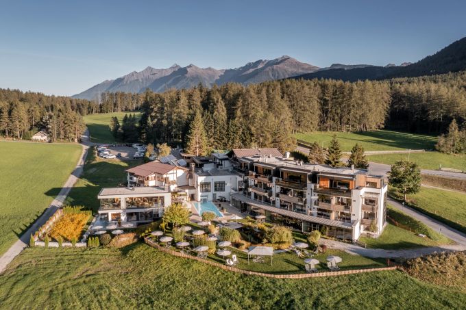 «Hideaway» wie aus dem Bilderbuch: Das Bio Wellnesshotel liegt wortwörtlich zwischen Wald und Wiesen. Bio Wellnesshotel Holzleiten