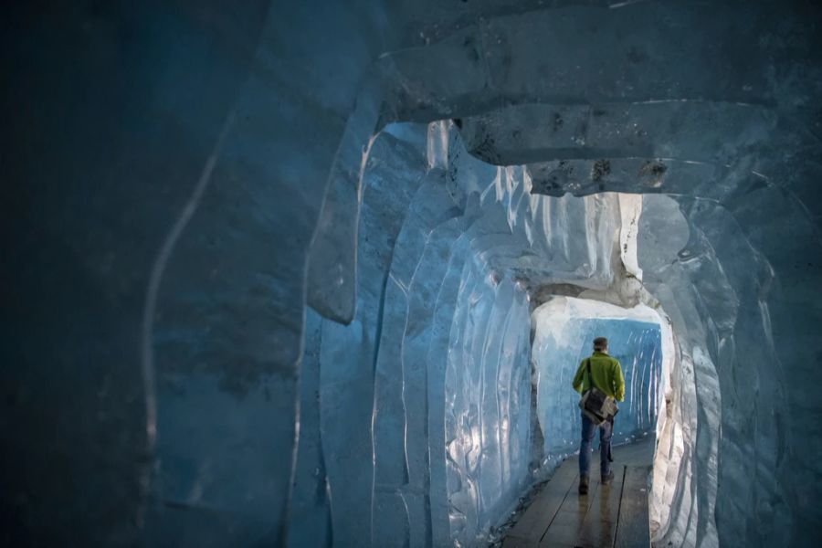 Die begehbare Eisgrotte auf dem Furkapass. Die Grotte ist Teil des Rhonegletschers.