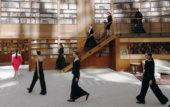 Der Catwalk zur ersten Couture-Collection von Virginie Viard: In einer Bibliothek. catwalk in bilbliothek