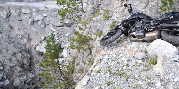 Unfälle in GR - Motorradfahrer stürzt nach Unfall fast in die Tiefe