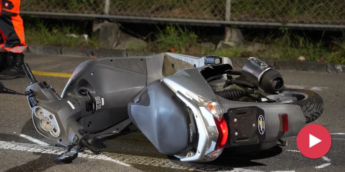 Dietlikon ZH - Rollerfahrer (47) bei Selbstunfall schwer verletzt
