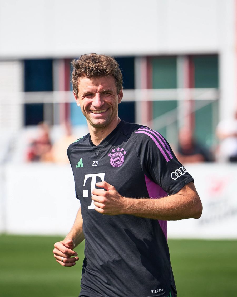 Thomas Müller hat Spass beim Training.