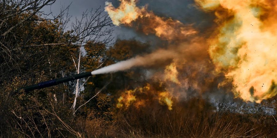 Ein ukrainischer Panzer feuert in der Nähe von Bachmut, Region Donezk, Ukraine.