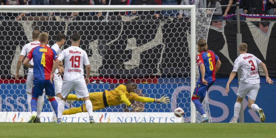 Basels Arnau Comas trifft per Kopf zum 2:0 im Spiel gegen den FC Winterthur.