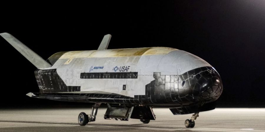 Eine Raumfahrtdrohne der US-Armee ist nach fast zweieinhalb Jahren im All wieder zur Erde zurückgekehrt. Das unbemannte Raumfahrzeug X-37B sei am Samstag am US-Weltraumbahnhof Kennedy Space Center gelandet, teilte das US-Unternehmen Boeing mit.