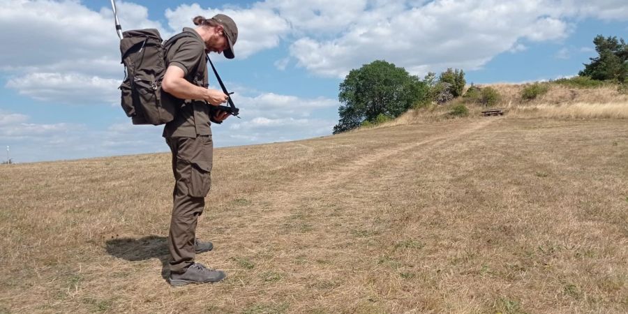 Das undatierte Foto zeigt Digitalranger Lukas Nietsch bei der Neuvermessung und Überprüfung eines Wegeverlaufs mit GPS-System im Biosphärenreservat Rhön.