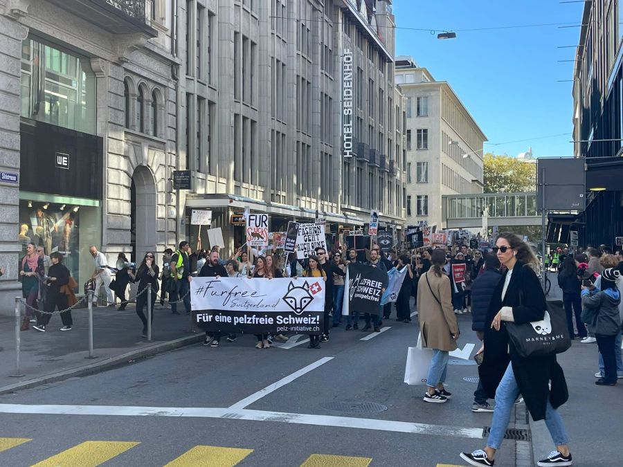 Rund 300 Demonstrierende ziehen am frühen Samstagnachmittag durch die Zürcher Bahnhofsstrasse.