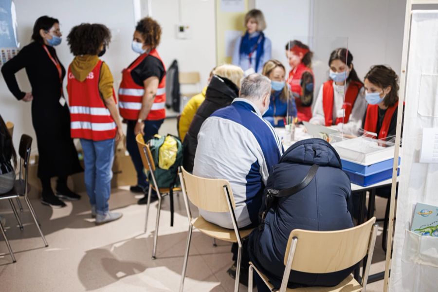 Flüchtlinge aus der Ukraine werden bei ihrer Registrierung fotografiert, im Bundesasylzentrum von Boudry NE, am 17. März 2022.