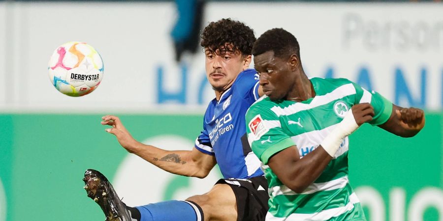 Fürths Ragnar Ache (r) und Bielefelds Guilherme Ramos kämpfen um den Ballbesitz.