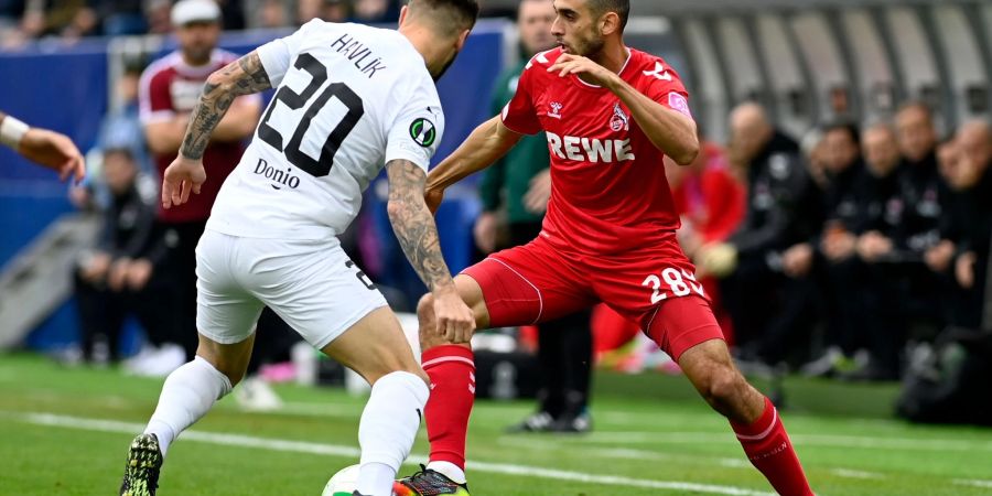 Kölns Ellyes Skhiri (r) im Zweikampf mit Slovackos Marek Havlik.