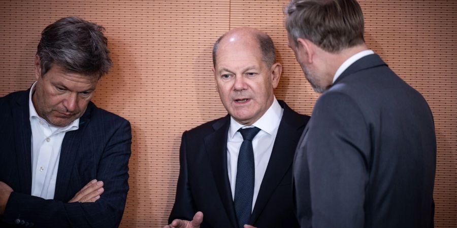 Bundeskanzler Olaf Scholz (SPD) spricht vor einer Kabinettssitzung mit Finanzminister Christian Lindner (FDP) und Wirtschaftsminister Robert Habeck (Grüne).