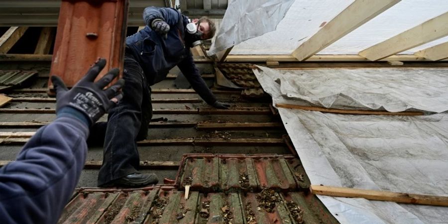 Dachdecker bei der Arbeit